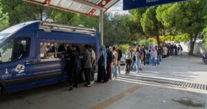 universiteliler ucretsiz yemek kuyrugunda xGd8CaaI.jpg